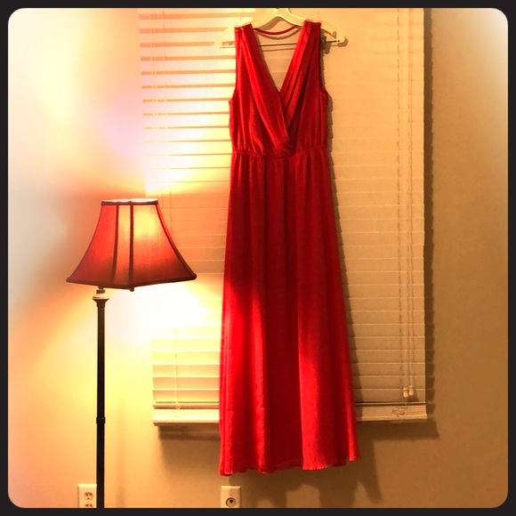 Ya Los Angeles Dresses & Skirts - [SALE // $13!] V-neck maxi dress - peekaboo skirt